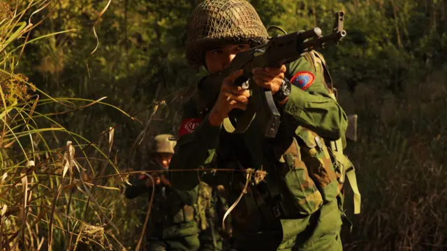 ရက္ခိုင့်တပ်တော် အေအေ တပ်ဖွဲ့ဝင်တွေ(ပုံဟောင်း) 