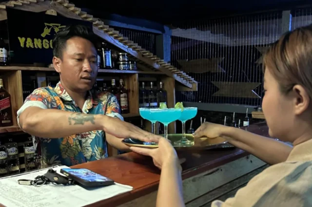 정글에 새로 들어선 칵테일바 ‘양곤 바이브’