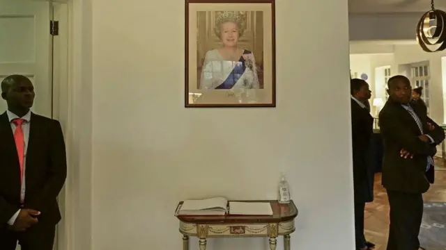 A nan kuma na yi tsit a ofishin jekadancin Birtaniya da ke Nairobi ranar Laraba, inda wani ma'aikaci ke tsaye kusa da hoton marigayiya Sarauniya Elizabeth ta II, yayin da sabon shugaba ya zo ya yi ta'aziyya