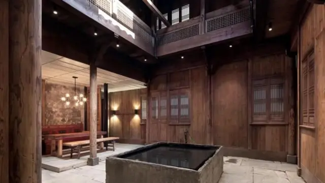 বাড়ির অভ্যন্তরে গরম বাতাস ওপরে উঠে ছাদের ফাঁকা দিয়ে বেরিয়ে যায়, যা একটি চিমনি হিসাবে কাজ করে।