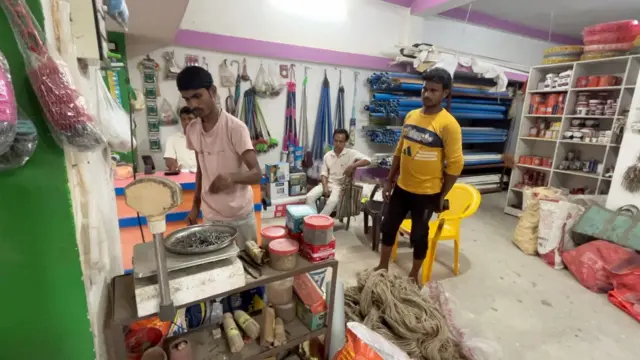 মালদা জেলার দৌলতপুরের এই নির্মাণ সামগ্রীর দোকানে ক্রেতা প্রায় নেই