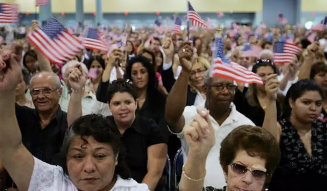 3000 складають присягу під час отримання громадянства США у Маямі, Флорида