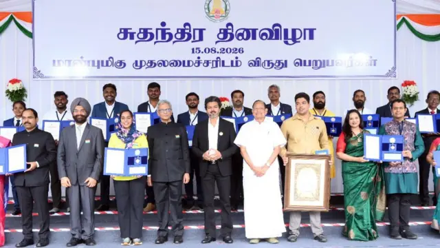 விருது வென்றவர்களுடன் முதலமைச்சர் எடுத்துக்கொண்ட குழுப்புகைப்படம்