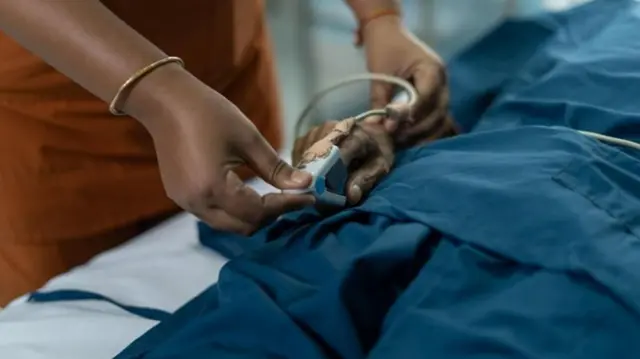 तरुणीला उपचारासाठी रुग्णालयात नेण्यात आलं होतं. (प्रातिनिधीक फोटो)
