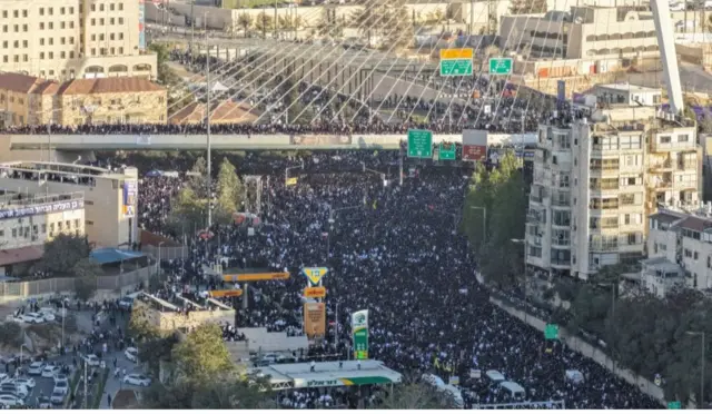 يهود من "الحريديم" يتظاهرون في القدس.