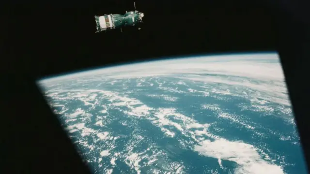 從「阿波羅」號窗戶所見的「聯盟」號