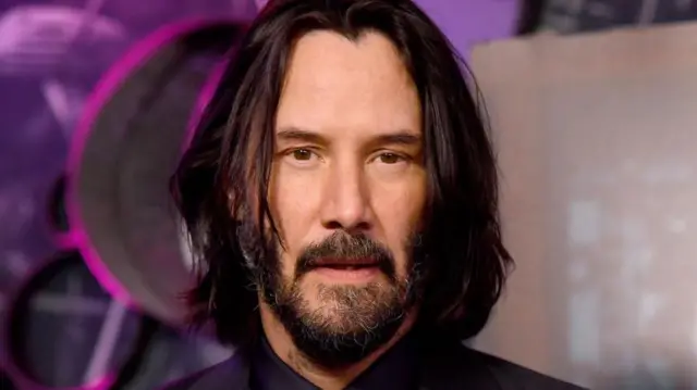 Imagem do rostoaposte na copa do mundoKeanu Reeves, um homem branco,aposte na copa do mundobarba, com o cabelo escuro e liso pouco acima do ombro  