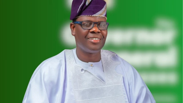 Oriyomi Hamzat wọ agbada ati fila