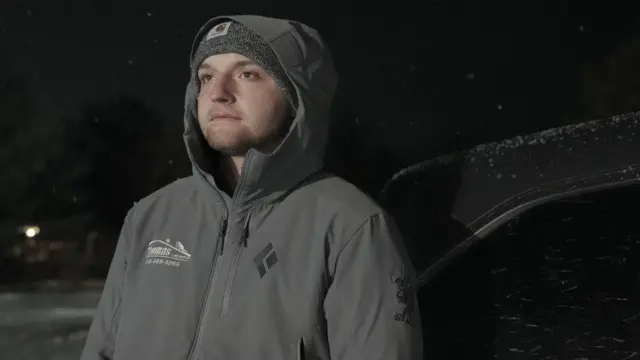 ታይለር ታምቢኒ ሓደ ካብቶም ብኣጻብዕ ዝቑጸሩ መራሕቲ ታክሲ ሰሜናዊ ክፋል ኒውዮርክ ኮይኑ፡ ስደተኛታት ክሳብ መንገዲ ሮክስሃም ዘጓዕዙ ኮይኖም፡ ሓድሓደ ግዜ ድማ ብነጻ እዮም።