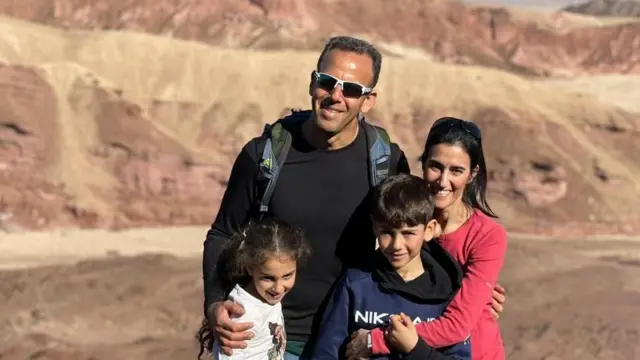 وحاد و باتشوا با دو فرزند بزرگ‌ترشان، یائل و ایتان