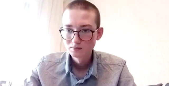 Capture d'écran de l'interview par liaison vidéo de Kevin avec la BBC russe après sa sortie de prison. 