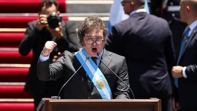 Javier Milei durante seu primeiro discurso como presidente da Argentina 