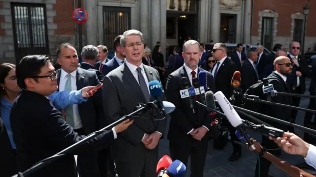 2025年9月15日,在西班牙舉行中美貿易、經濟和國家安全問題會談當天,美國財政部長貝森特與中國國務院副總理何立峰會晤後,與貿易代表傑米森·格里爾一起向媒體發表講話。