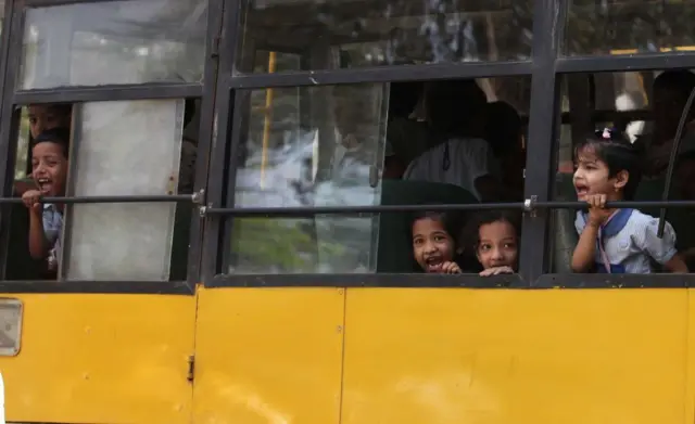 शाळकरी मुलं 