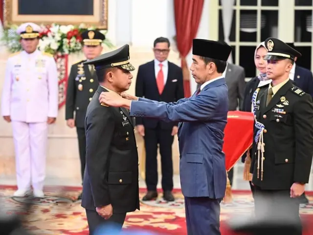 Joko Widodo yang saat itu menjabat sebagai presiden, melantik dan mengambil sumpah jabatan Jenderal TNI Agus Subiyanto sebagai Panglima Tentara Nasional Indonesia (TNI) di Istana Negara, Jakarta.
