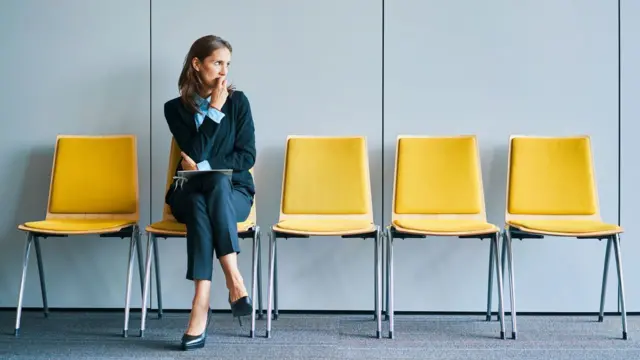 의자에 앉아 있는 여성