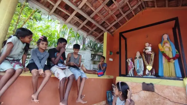 දරුවන් පහළොවක් පමණ ඒ වන විට පැමිණ සිටි නිසා කතන්දර කියවිම ආරම්භ විය. එදින කියවූයේ "කම්මැලි තණකොළපෙත්තෙකුගේ හා කඩිසර කුහුඹු රංචුවකගේ" කතාන්දරයකි.