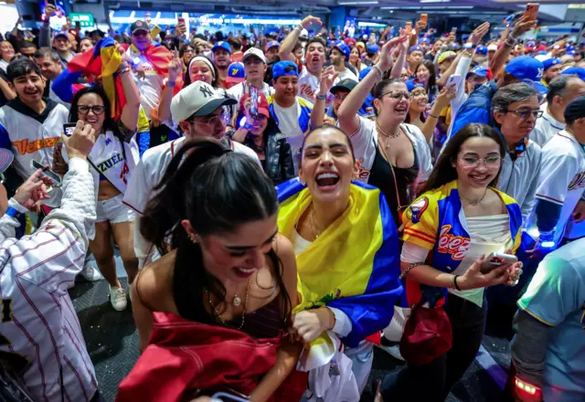 La gente celebra la victoria de Venezuela tras el último out que le dio el triunfo a Estados Unidos en la final del Clásico Mundial de Béisbol 2026 entre EE. UU. y Venezuela en el estadio de béisbol IonDepot Park en Miami.
