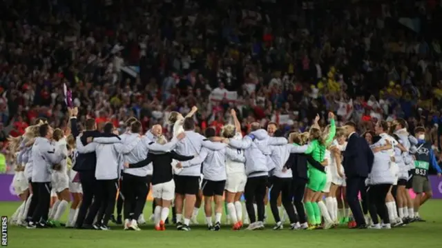 Tuyển Anh ăn mừng trên sân Bramall Lane