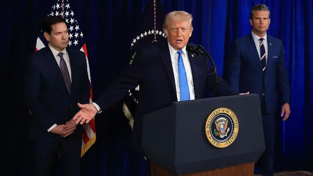 Дональд Трамп, Марко Рубио и Пит Хегсет на пресс-конференции, где было сообщено о поимке Мадуро