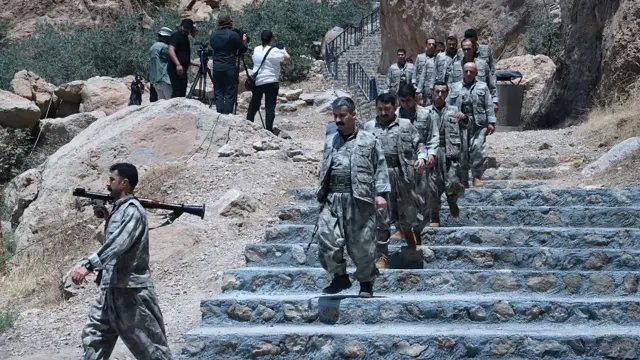 Silahlarıyla yürüyen PKK üyeleri