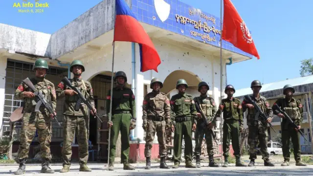 ပုဏ္ဏားကျွန်းမြို့ မြို့မရဲစခန်းကို သိမ်းပိုက်ထားတဲ့ အေအေတပ်ဖွဲ့၀င်များ