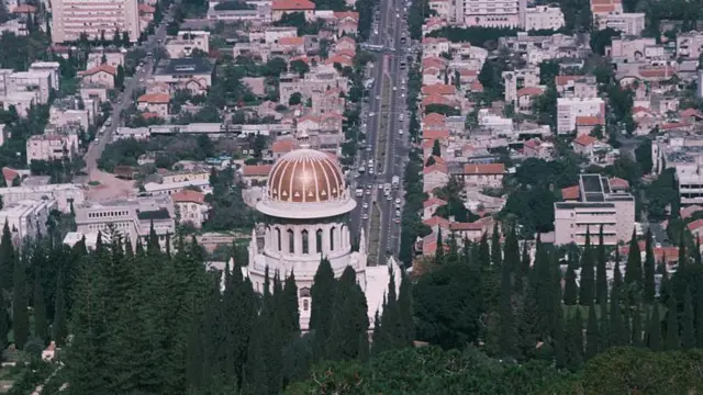 ضريح الباب في حيفا كما يظهر من جبل الكرمل في صورة تعود لمارس 1975، وهو مقدس لدى الديانة البهائية