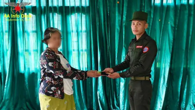 ကျိန္တလီမြို၊ အမှတ် (၂) ရပ်ကွက်မှာရှိတဲ့ ခရစ်ယာန်ဘုရားရှိခိုးကျောင်းက ရွှေ၊ ငွေ၊ လက်ဝတ်ရတနာပစ္စည်းတွေရဲ့ မူလပိုင်ရှင်တွေဆီကို အေအေ က ပြန်ပေးနေပုံ