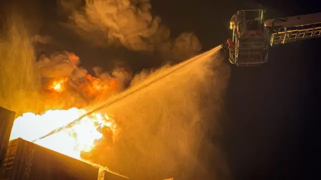 Пожежний кран гасить пожежу у контейнері 