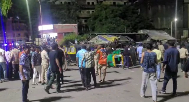 લોકોએ પોલીસ ચોકીને ઘેરીને ભારે હોબાળો મચાવ્યો હતો 