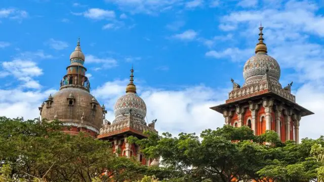 பல்கலைக்கழகச் சட்டங்களுக்கு இடைக்காலத் தடை