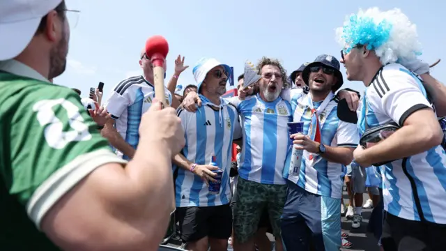 Navijači Argentine ispred stadiona u Nju Džersiju