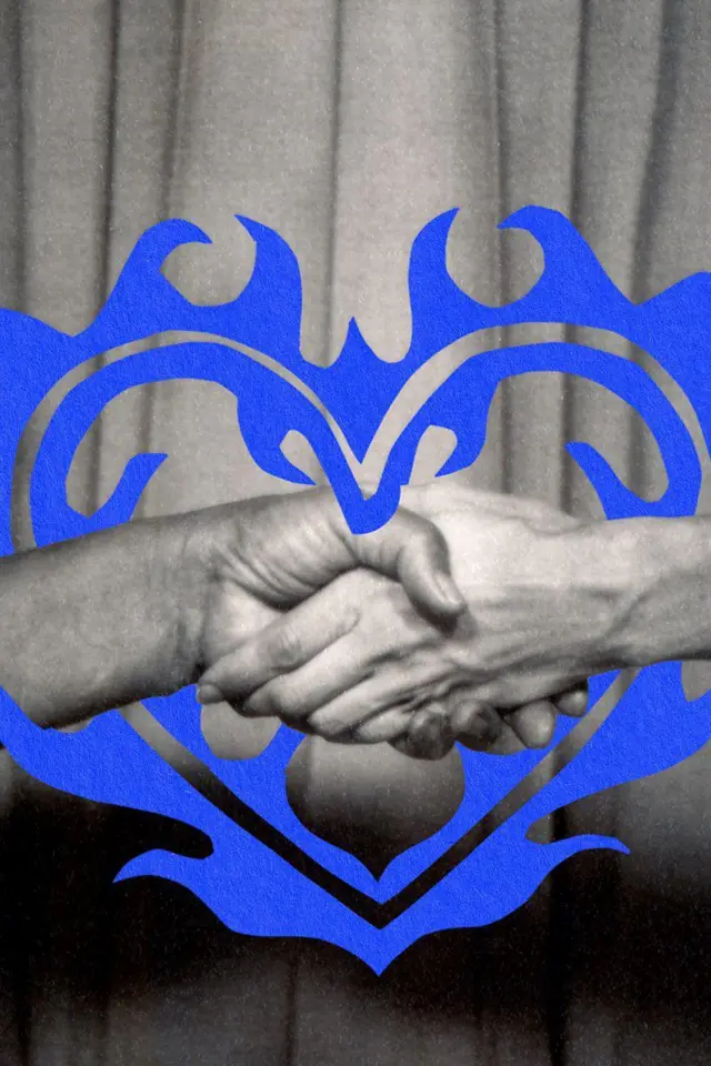 हाथ मिलाते हुए