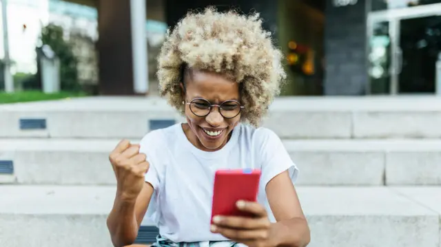 امرأة تنظر في هاتفها