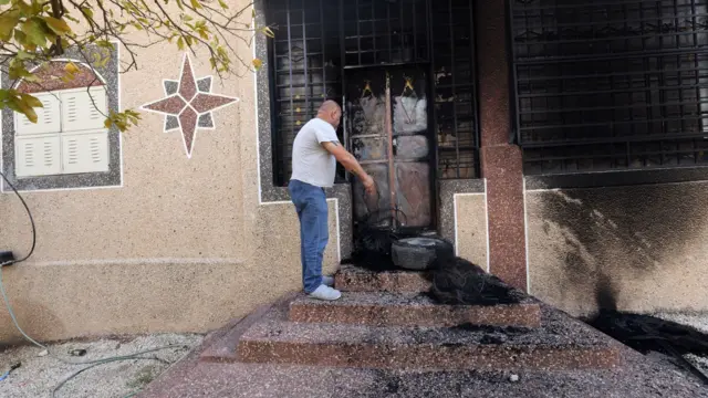 رجل فلسطيني يعرض الأضرار التي لحقت بمنزله في بلدة حوارة بالضفة الغربية بعد هجوم المستوطنين الإسرائيليين عليه. 27 فبراير 2023.