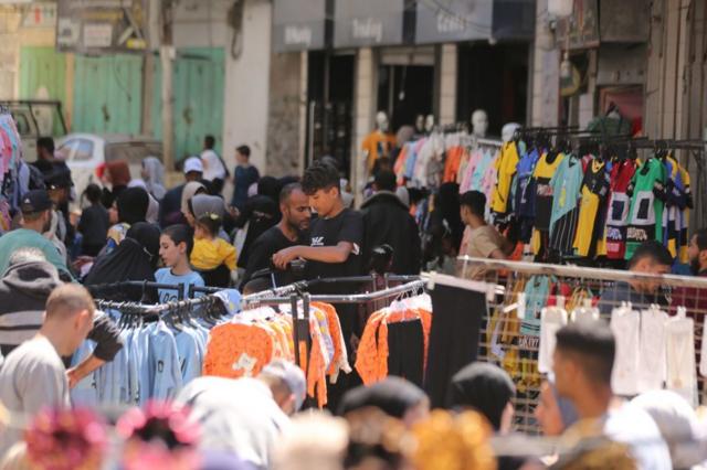 فلسطينيون يتسوقون لعيد الفطر في شمال قطاع غزة