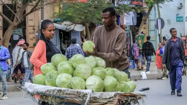 Caasimadda, Addis Ababa, waxay astaan u tahay dib-u-habayntan maadaama ay ku socoto isbeddel degdeg ah oo magaalooyinka ah, oo loo yaqaan mashaariicda "Horumarinta Waddooyinka ee ra'iisul wasaaraha.