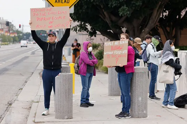 ဖမ်းခံရသူတွေကို အိပ်ရာ၊ အစားအသောက်က အစ ဘာမှ ဖြည့်ဆည်းမပေးပဲ မြေတိုက်ခန်းထဲ ချုပ်ထားတဲ့ အတွက် လာရောက် ဆန္ဒပြ