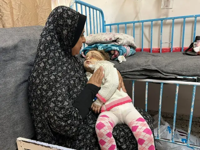 انتشلت منى من تحت الركام بعد قصف استهدف منزلاً مجاوراً لمنزل عائلتها