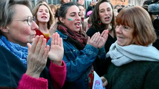 Жизель Пеліко біля будівлі суду вітали натовпи прихильниць