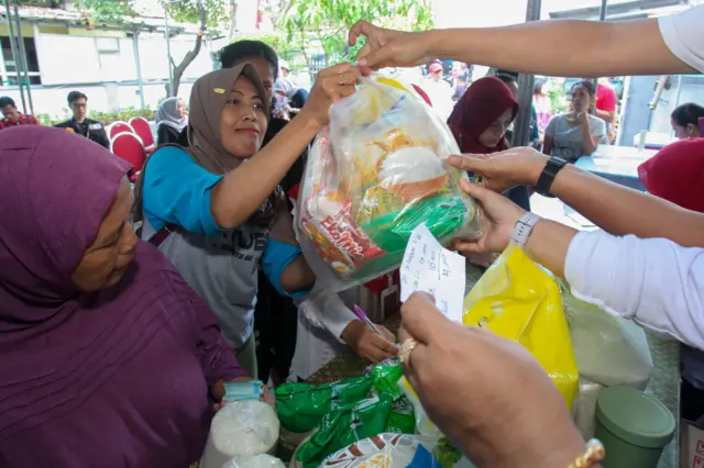 Warga membeli bahan pangan saat pasar rakyat di Koperasi Kelurahan Merah Putih (KKMP) Kedungdoro, Surabaya, Jawa Timur, Sabtu (27/06). 