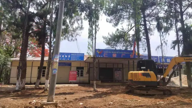 ထွေအုပ်ရုံးနဲ့အတူ ဖုန်းဆိုင်နဲ့ ကားဂိတ်တွဲဖွင့်ထားတဲ့မြင်ကွင်း