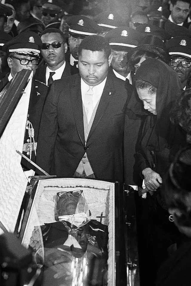  हेती के तानाशाह फ़्राँसुआ डुवैलियर की मौत के बाद उन्हें शीशे के टॉप वाले ताबूत में दफ़नाया गया था