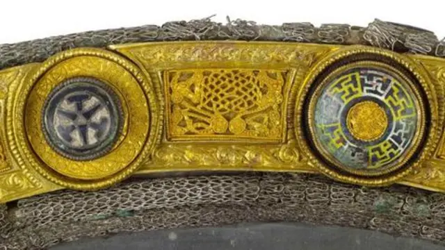 Piala perak dan paten (foto) dihiasi dengan contoh luar biasa dari pandai emas Celtic kuno 