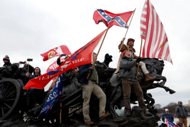 전문가들은 이번 대선을 앞두고 2021년 1월 6일 미 국회의사당 폭동을 촉발한 것과 동일한 소문과 거짓 주장들이 다시 표면화되고 있다고 지적한다