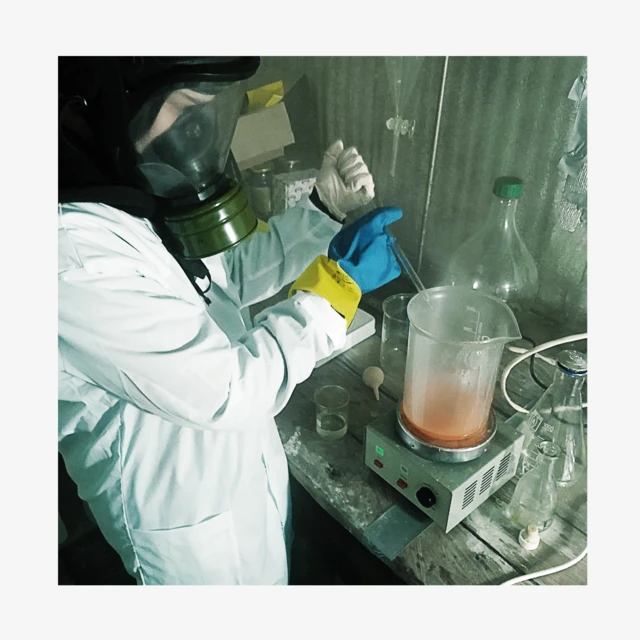 Laboratoriya kiyimlarida pushti suyuqlik bilan