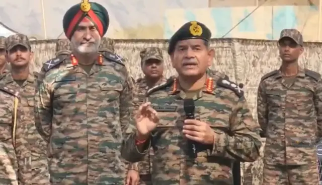 সেনাকর্মকর্তা ও জওয়ানদের সঙ্গে জেনারেল উপেন্দ্র দ্বিবেদী