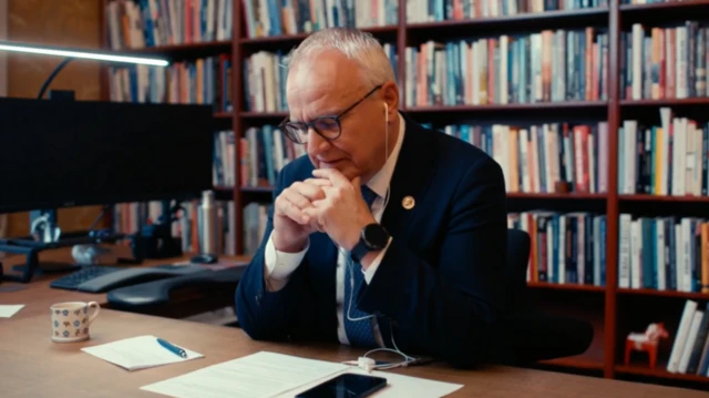 नोबेल इंस्टीट्यूट के निदेशक क्रिस्टियन बर्ग हर्पविकेन मरिया कोरीना मचादो को नोबेल पुरस्कार जीतने की सूचना देते हुए. 