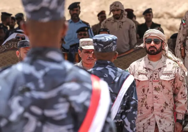 Un alto mando emiratí junto a soldados de Yemen