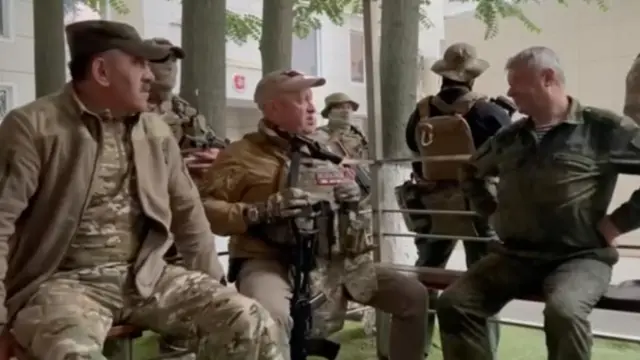 এক ভিডিওতে দেকা যাচেছ, বিদ্রোহের সময় মি. প্রিগোশিন ওয়াগনারের উর্ধ্বতন কমান্ডারদের সাথে কথা বলছেন
